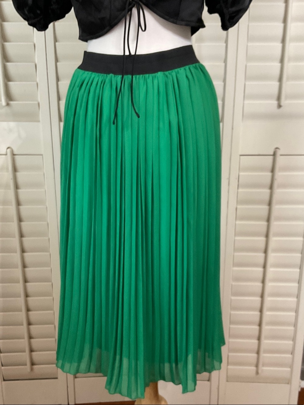 Rachel Zoe Emerald Green Pleated Midi Skirt with Black Waistband - Picture 3 of 4